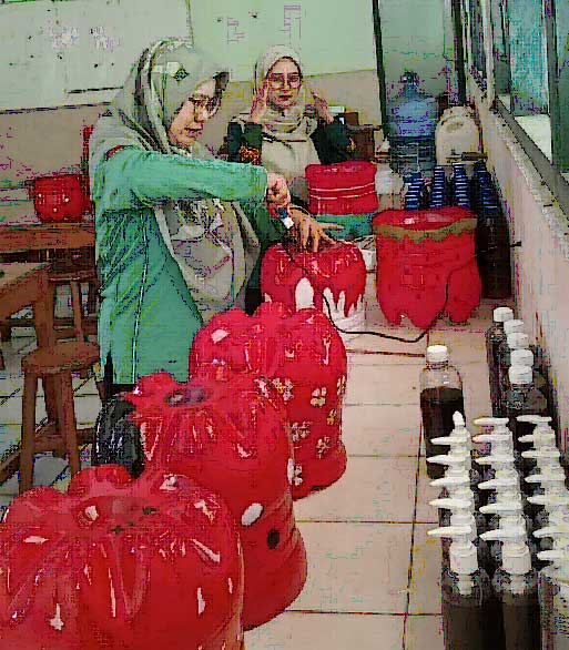 Limbah Plastik Menjadi Pot Tanaman