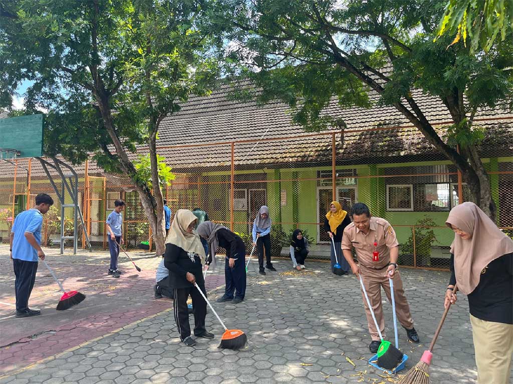 Gerakan Bersih Bersama, Langkah Nyata Warga Sekolah Peduli Lingkungan